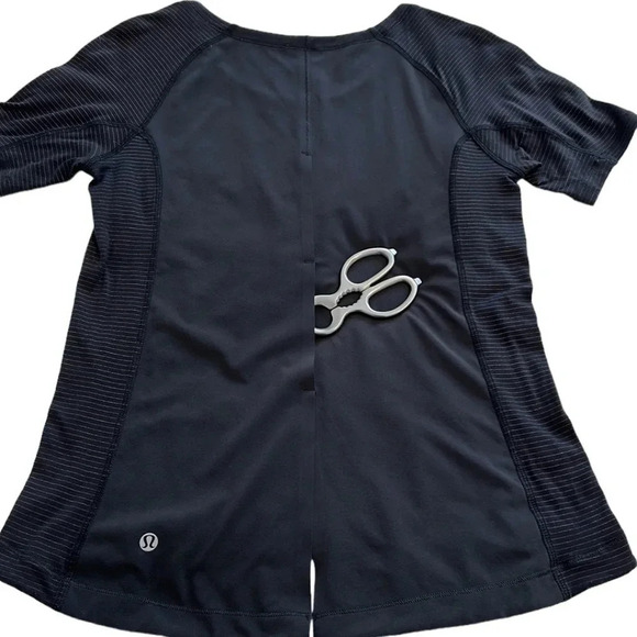 Lululemon Run: Silver Lining Short Sleeve - Size 4 - Picture 7 of 10